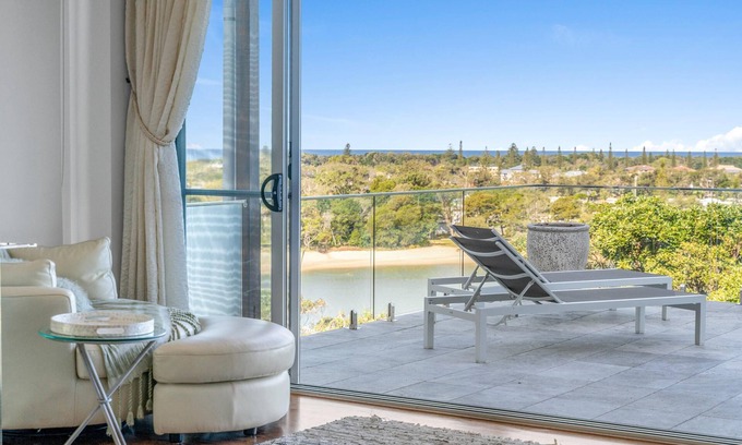East Ballina Casa | At Whale View - Luxurious home overlooking Shaws Bay
