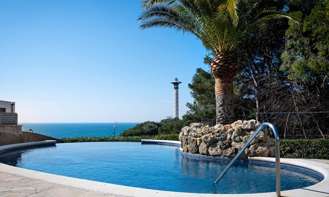 Torredembarra Casa | AT033 La Siesta: Villa con A/A, wifi, parking y piscina privada