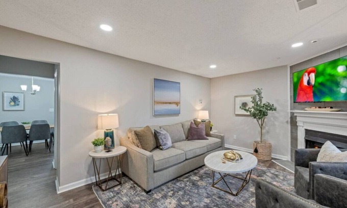 Woodstock Casa | ATH - Downtown Woodstock Luxury - Walk to Cherokee Amphitheater (1/4 mile) 3 Bedroom