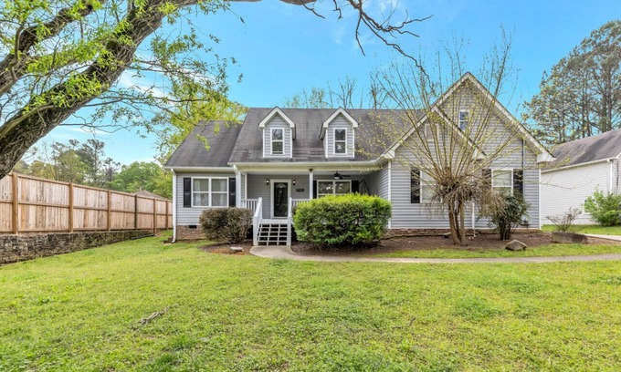 Acworth Casa | ATH - Sleeps 6 - 3 Beds - Fenced/Pet friendly - Emeral