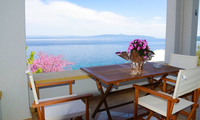 Pella Region Apartamento | Athena Charming apt with stunning view!