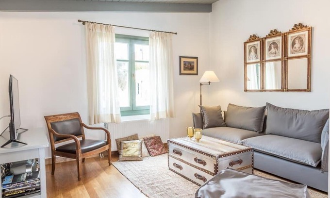 Plaka Apartamento | Athenian Villa Beneath the Acropolis