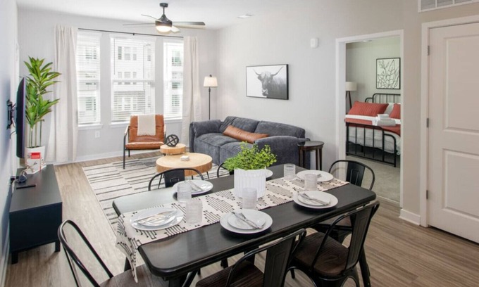 Athens Apartamento | UGA TRIPLe |Pool|Gym|Fast Wifi|Publix|Free Parking