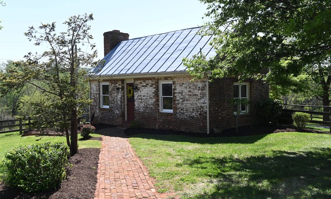 Clifford Cabaña | Athlone Farm’s Historic Cottage—ca.1800s, Unique, Charming, renovated, sleeps 4