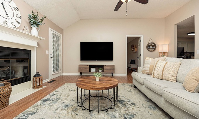 Centerville Casa | AtHome+1 Stay I Woodsy 3BR I Monthly Discounts