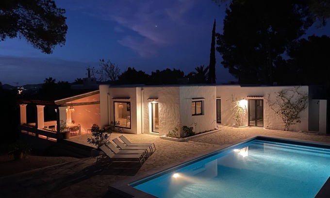Cala Comte Villa | Atico, piscina privada y vista al mar frente a puestas de sol.