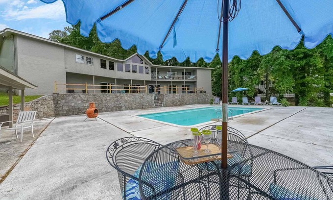 Jonesboro Casa | ATL/Jonesboro, Relaxing Summer Getaway for Families/Friends or Cooperate Groups