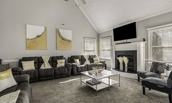 Conyers Casa | Atlanta 9 private Bedrooms with 4k TVs, 13 Beds, Master on Main Floor 4000 sq ft