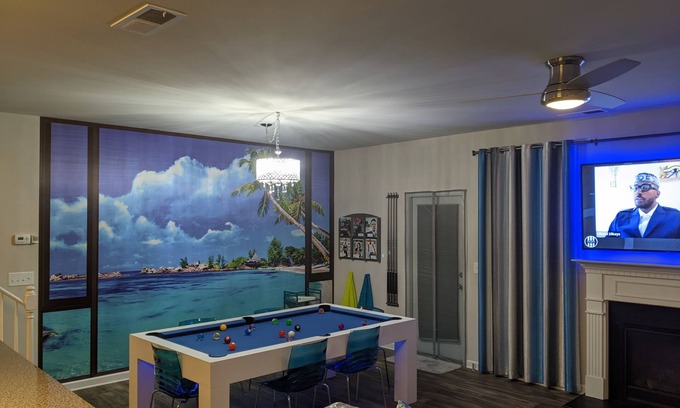 Woodstock Casa | Atlanta Suburban Townhouse with Hot Tub & Pool Table! - Woodstock, GA