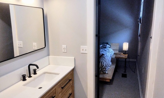 West End Apartamento | Atlanta’s West End's Best Studio: Galley Kitchen, Front Porch & Adjacent VRBO
