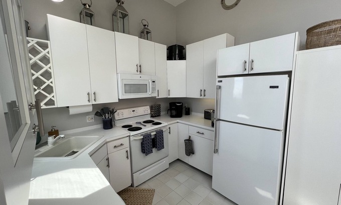 Aquinnah Condominio | Atlantic and Vineyard Sound Views - Walk to Beach!