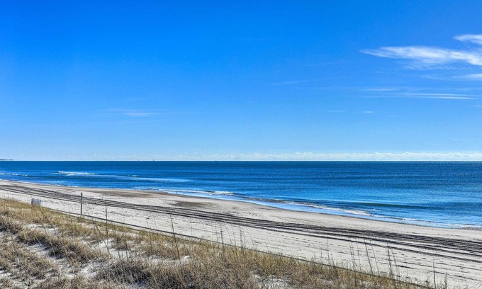 Atlantic Beach Cabaña | Atlantic Beach Home w/ Decks & Fire Pit
