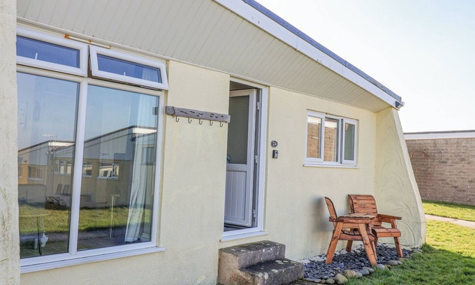 Widemouth Bay Cabaña | ATLANTIC ESCAPE, pet friendly, with pool in Widemouth Bay