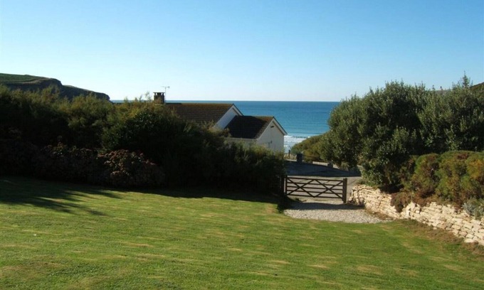 Trenance Cabaña | Atlantic View, Mawgan Porth with sea views