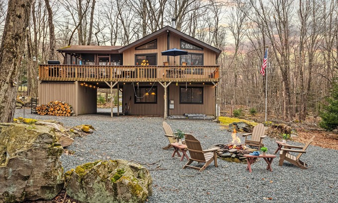 Locust Lake Village Casa | Atlas Point Lodge | Sauna, Fireplaces, Kayaks, Lakes + Pet-Friendly Yard