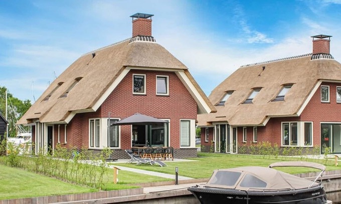 Idskenhuizen Casa | Atmospheric villa with nice garden, in a holiday park at the water in Friesland