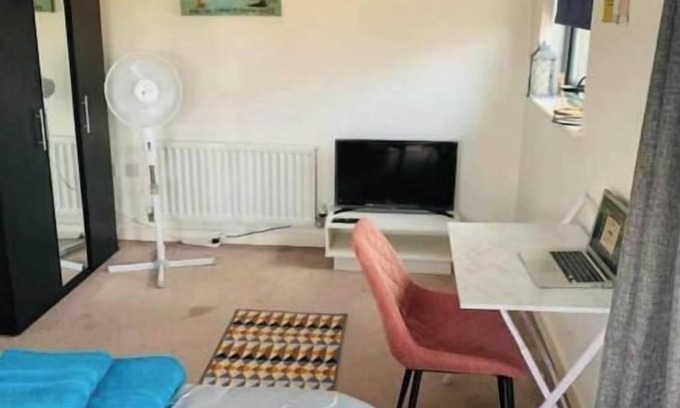 Thames Casa | Atom, Large 4/5 Bed House, Sleeps 12,Garden,London