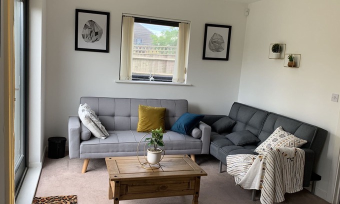 Thames Casa | Atom Large 4/5 bed house, sleeps 12, Garden, Free parking, Barking