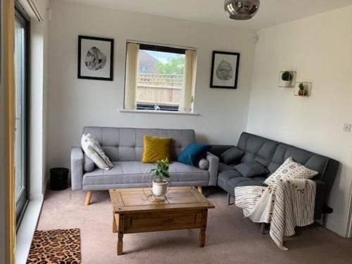 Thames Casa | Atom, Large 4 to 5 Bed House in East London, Sleeps 12, Garden, Parking, ideal for Contractors, Large Groups, Travellers