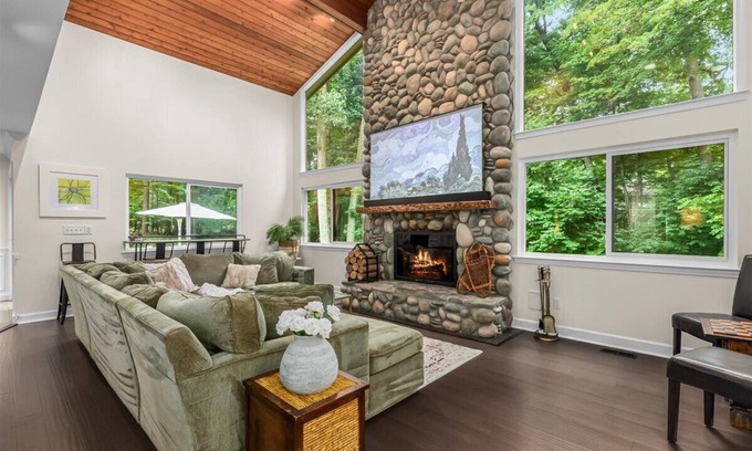 Farmington Hills Casa | Attainable Convenient Serenity in South East Michigan West Suburbs