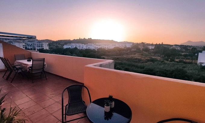 San Luis de Sabinillas Apartamento | Attic - Jardines de Sabinillas - 10 MINS WALK to the beach and town centre -