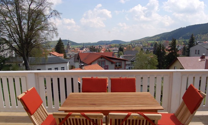 Friedrichroda Apartamento | Attic studio in a villa with a large balcony and a view of the valley