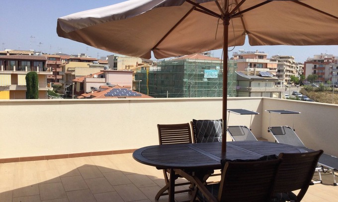 Pozzallo Apartamento | Attic, stylishly furnished, large terrace and sea view, 5 min. to the beach.