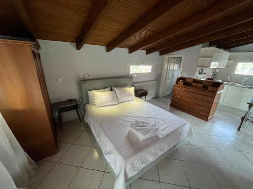 Pefka Apartamento | Attic with a view