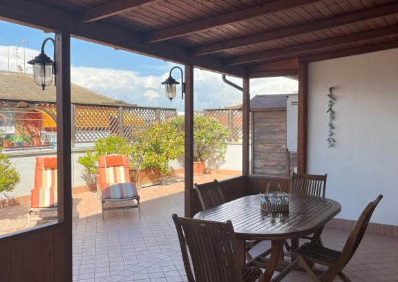 Quartiere XXXIII Lido di Ostia Ponente Apartamento | Attico con terrazza in Via dei Traghetti