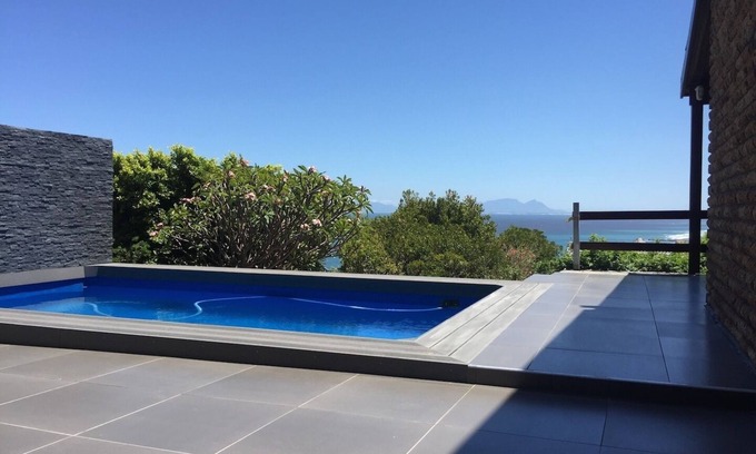 Mountainside Apartamento | Atractivo apartamento estilo playa con jardín.