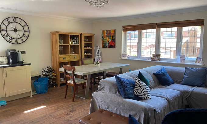 West Byfleet Apartamento | Attractive Large 2 bed apartment - great location