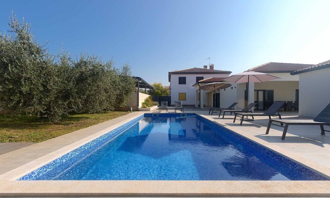 Porec Villa | Atractiva villa moderna de 4 dormitorios con piscina para hasta 9 huéspedes