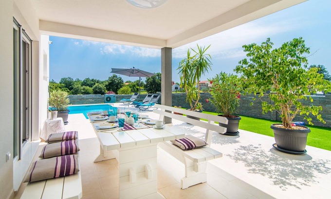 Stokovci Casa | Nueva villa atractiva con piscina climatizada, terraza solarium, WiFi (Bijažići)