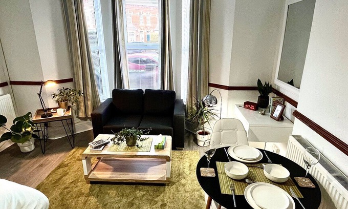 Birmingham Apartamento | Attractive Spacious Self Contained Apartment 2.8 Miles from Birmingham City Cen