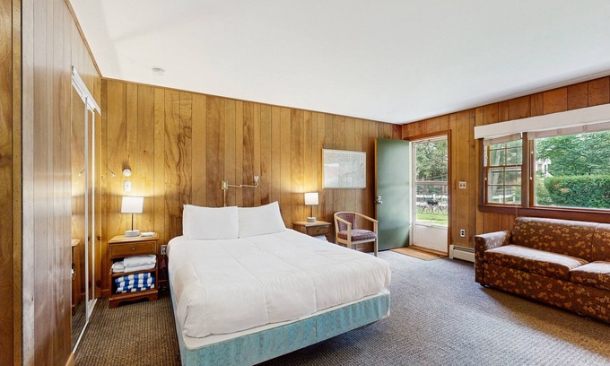 Alton Bay Casa | Attractive studio in waterfront location w/free WiFi, water views, kitchenette