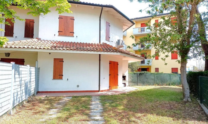 Lido Adriano Villa | Atractiva villa con jardín
