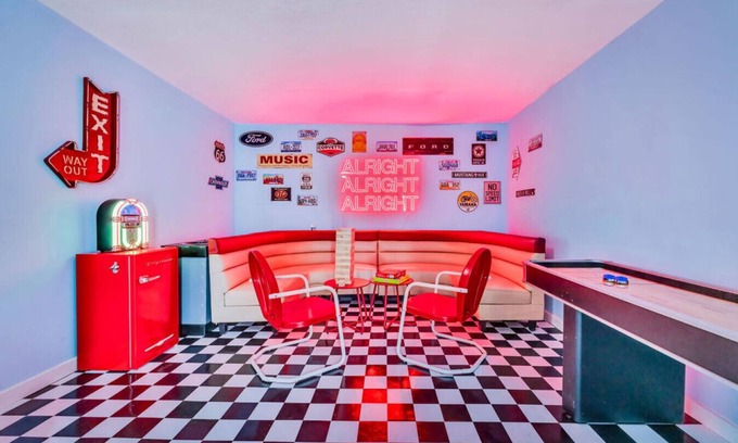 Sweetbriar Casa | ATX Jukebox | Jacuzzi | Shuffleboard | Fire Pit