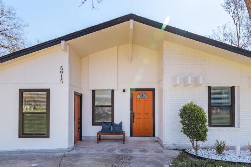 Sweetbriar Casa | ATX Summer 4 Big Group Sleeps10 King Bed & Rain shower, Walk 2 SoCO Eateries