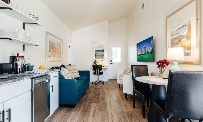 Sweetbriar Cabaña | ATXSummerGem@SoCOKingBed
