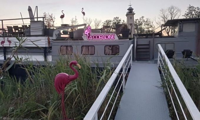 Aigues-Mortes Alquiler De Eote | ATYPICAL AND UNUSUAL STAY ON OUR PENICHE LA CORADINE WITH SPA ON REQUEST