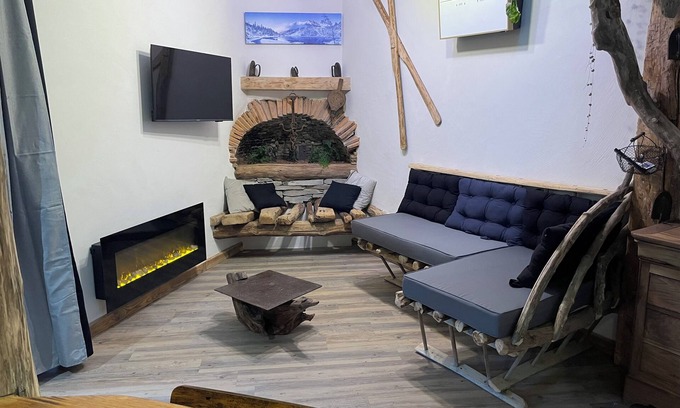Tarascon-sur-Ariege Apartamento | Atypical apartment at the crossroads of the valleys close to all amenities