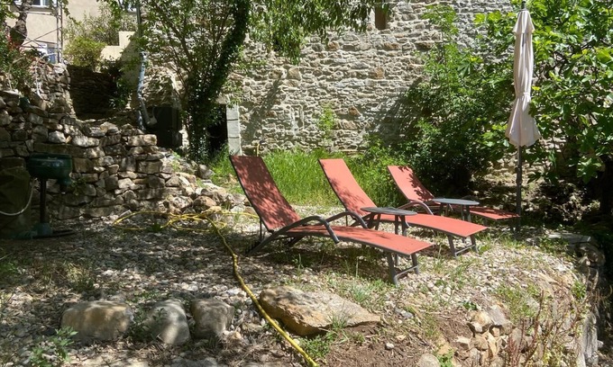 Molieres-sur-Ceze Cabaña | Atypical Cottage: Stone House Hosting an Art Gallery Cottage, Large Terrace