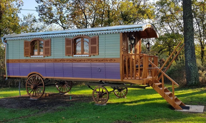 Bussac-Foret Cama Y Desayuno | "AU BOIS CHERI" La Roulotte Gîte, Piscina / Hidromasaje
