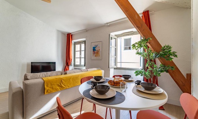 Nimes City Centre Apartamento | Au cœur de l'Effervescence Terracotta - Une Nuit à Nîmes