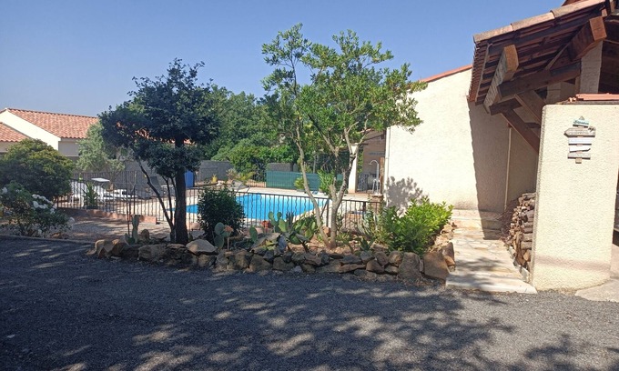 Vidauban Apartamento | AU CALME... AU FIL DE L'EAU 4 travellers: Studio 2 beds. 1 shower. Kitchen