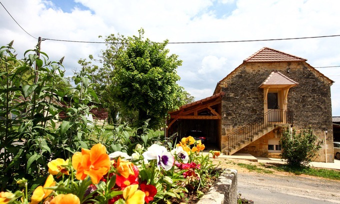 Sainte-Nathalene Casa | A 8 km de Sarlat, en el campo, 2 habitaciones en un granero restaurado.