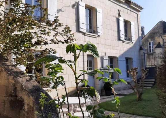 Gennes-Val-de-Loire Cama Y Desayuno | Au pied du Lavoir chambre Germaine