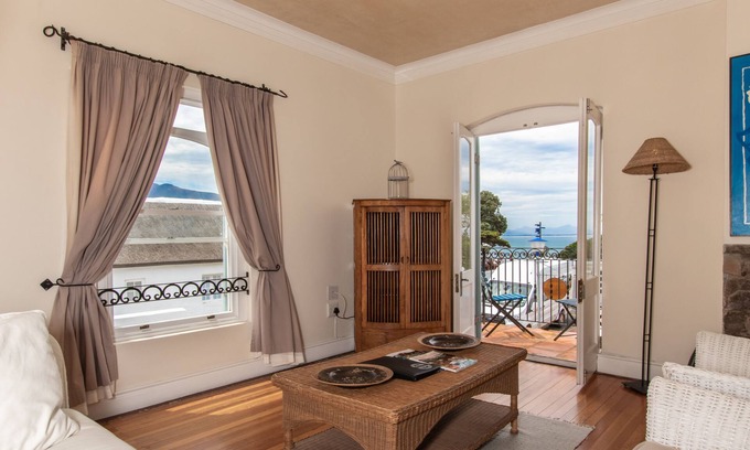 Hermanus City-Centre Casa | Auberge Burgundy Guest House