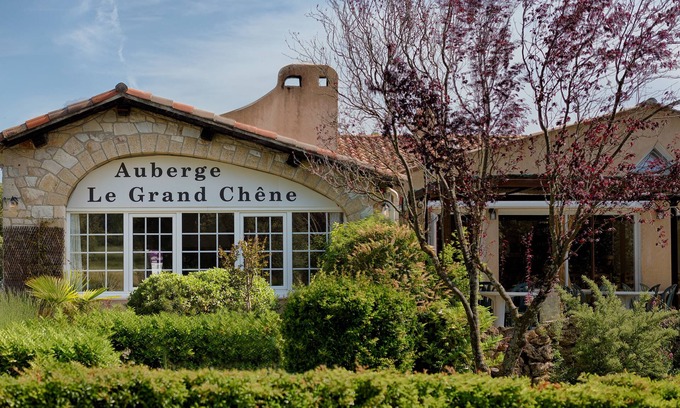 Sillans-la Cascade Casa | Auberge du Grand Chêne