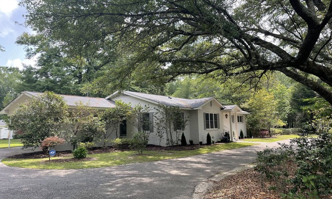 Grove Hill Casa | AUBURN CAMELLIA HOUSE! Game Day - w/rsvd downtown football parking, Graduations!